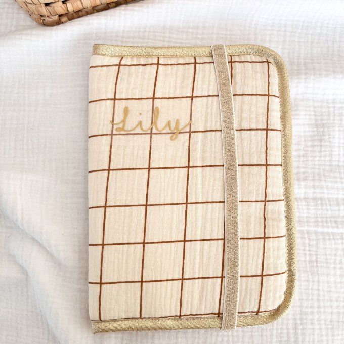 Protège carnet de santé à carreaux fond beige